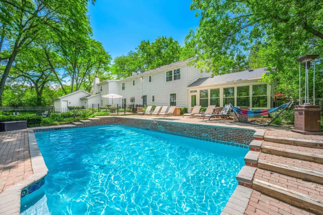 Spacious, Luxury Renovated Home With 4 Kings, Firepit Glen Ellyn Экстерьер фото