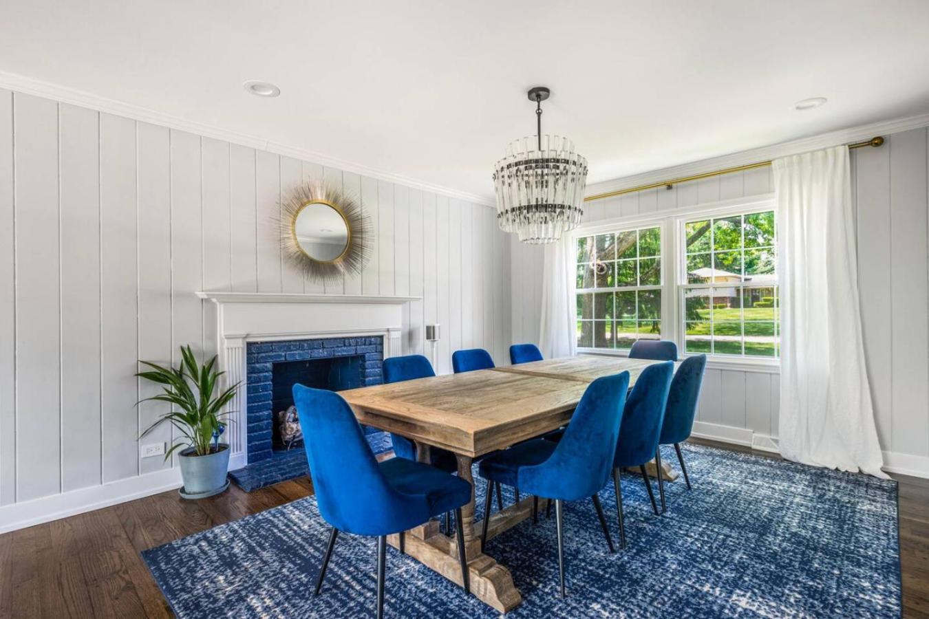 Spacious, Luxury Renovated Home With 4 Kings, Firepit Glen Ellyn Экстерьер фото